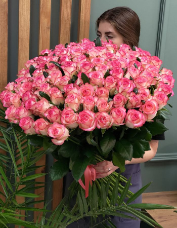 Букет из 101 бело-розовой розы Jumilia с лентой 80 см