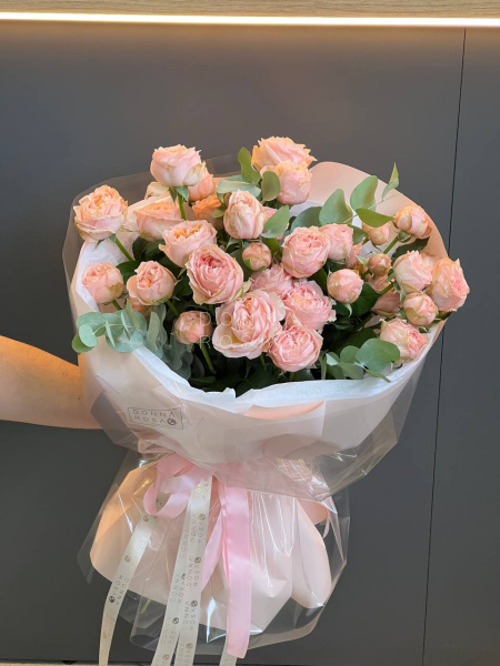 Букет из кустовых роз с эвкалиптом 