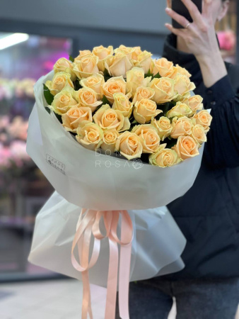 Букет из 35 кремовых роз Аваланж Пич (Avalanche Peach)