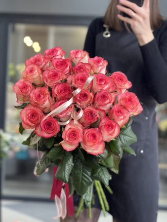 Букет из 25 роз Джумилия 80 см под ленту 
