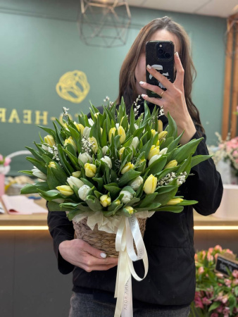 Тюльпаны в корзине