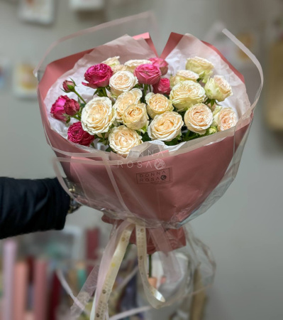 Букет из 5 веточек кустовых роз Букет из 5 веточек кустовых роз