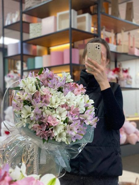 Букет из альстромерии в ассортименте  