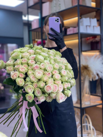 Букет из 29 кустовых роз 