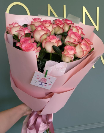 Букет из 15 бело-розовых роз Джумилия (Jumilia)