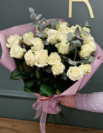 Букет из 25 роз "Avalanche" и эвкалипта 