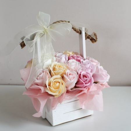 Композиция в кашпо из мыльных роз