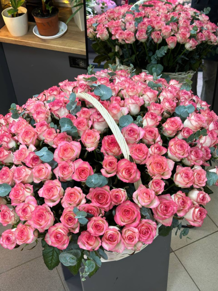 Корзина из 155 роз Джумилия