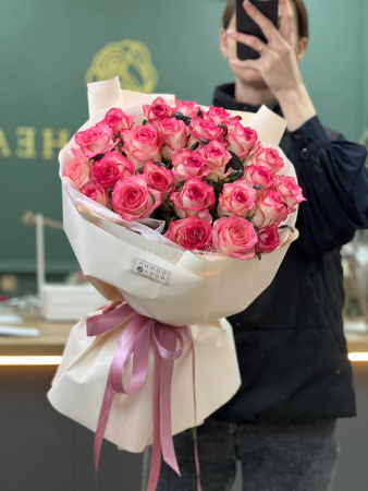 Букет из 25 бело-розовых роз Джумилия (Jumilia)