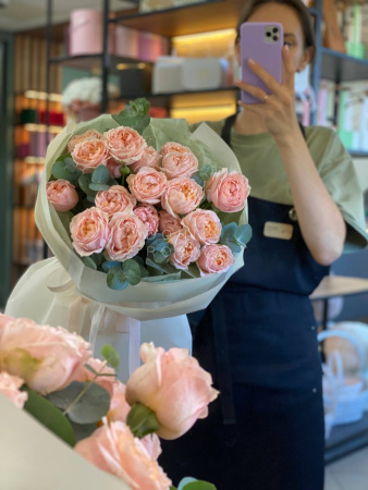 Букет из 5 веток кустовой розы с эвкалиптом 