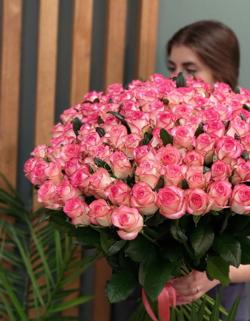 Букет из 101 бело-розовой розы Jumilia с лентой 80 см