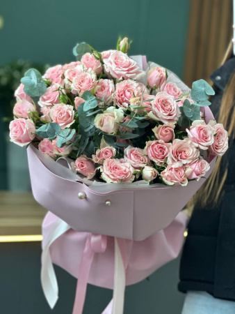 Букет из 13 кустовых роз с эвкалиптом "Sweet Baikal"