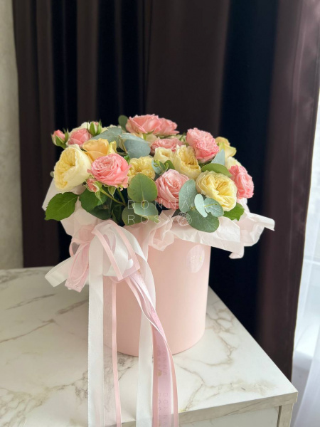 Композиция в коробке из кустовых роз Нежность