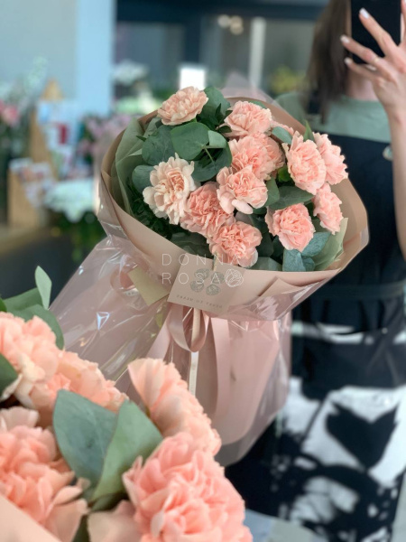 Букет комплимент из гвоздик и эвкалипта 