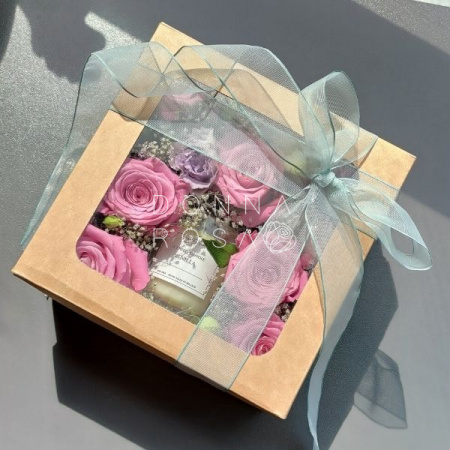 Подарочный набор с живыми цветами и ароматической свечой