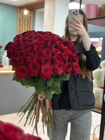 Букет из 51 красной  розы 80 см под ленту  АКЦИЯ!!!